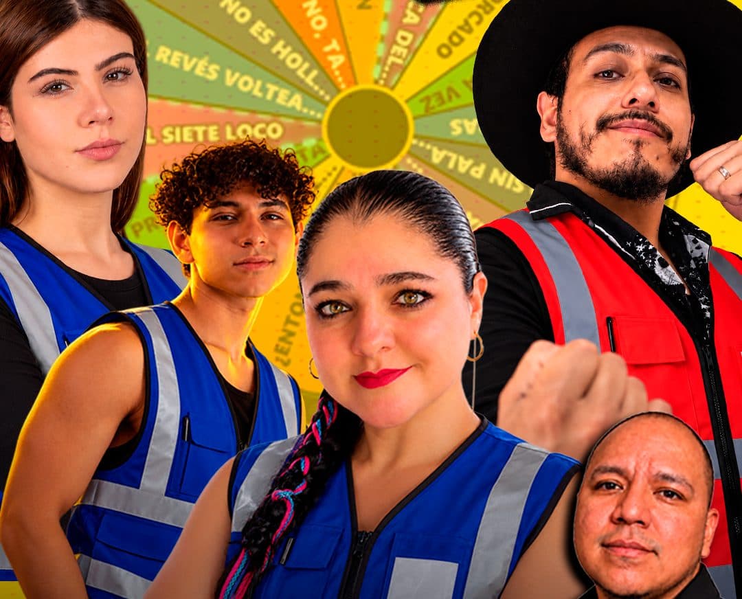 El elenco de Me Recargo de Risa con chalecos azules y rojos frente a la ruleta de juegos: dos mujeres y tres hombres, uno de ellos de sombrero negro con el puño al frente.